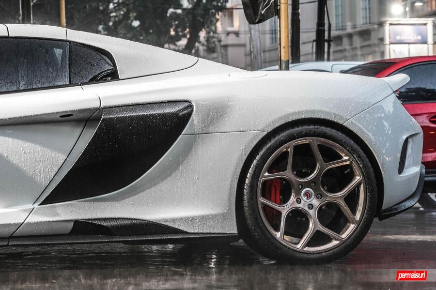 Детали экстерьера McLaren 675LT on Vossen Wheels (CG-205) 2017 года  (фото 2 из 13)